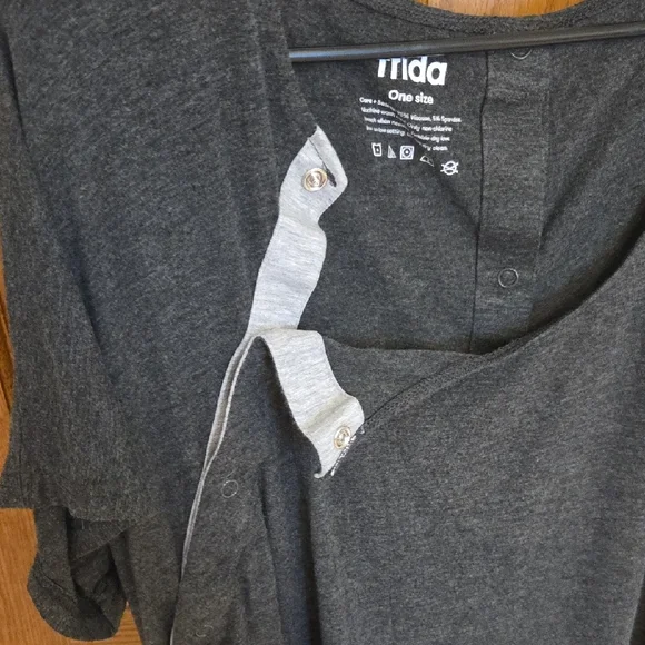 Frida Mom Gray Short Sleeve Hospital Gown - Picture 3 of 6